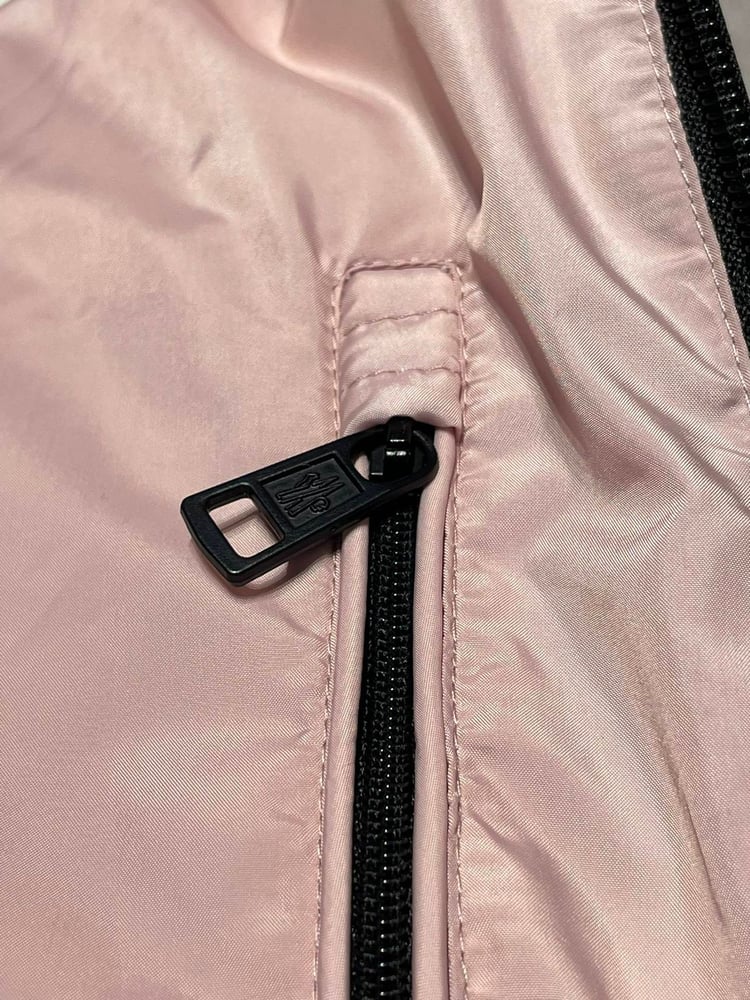 جاكيت / معطف منفوخ رجالي فاخر بقبعة من "مونكلير" (Moncler) باللون الوردي الفاتح
