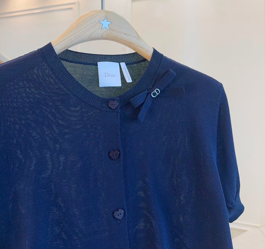 كارديجان "ديور" (Dior) النسائي الأنيق باللون الكحلي مع تفاصيل الفيونكة