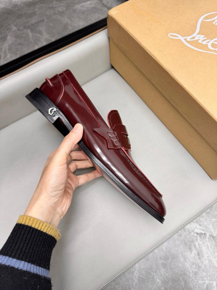 حذاء لوفر (Penny Loafer) رسمي فاخر من كريستيان لوبوتان (Christian Louboutin) من جلد الورنيش اللامع باللون العنابي