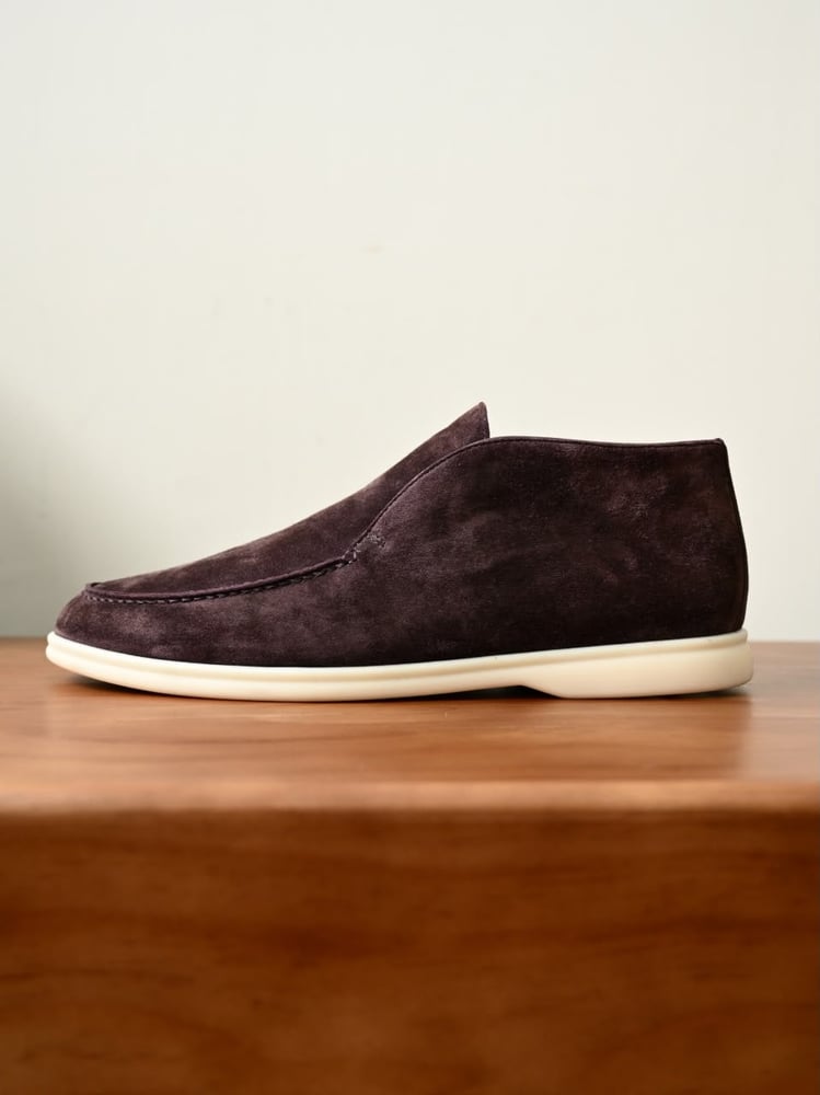 حذاء لورو بيانا الرجالي الشمواه الأيقوني (Loro Piana Open Walk Suede Shoes)