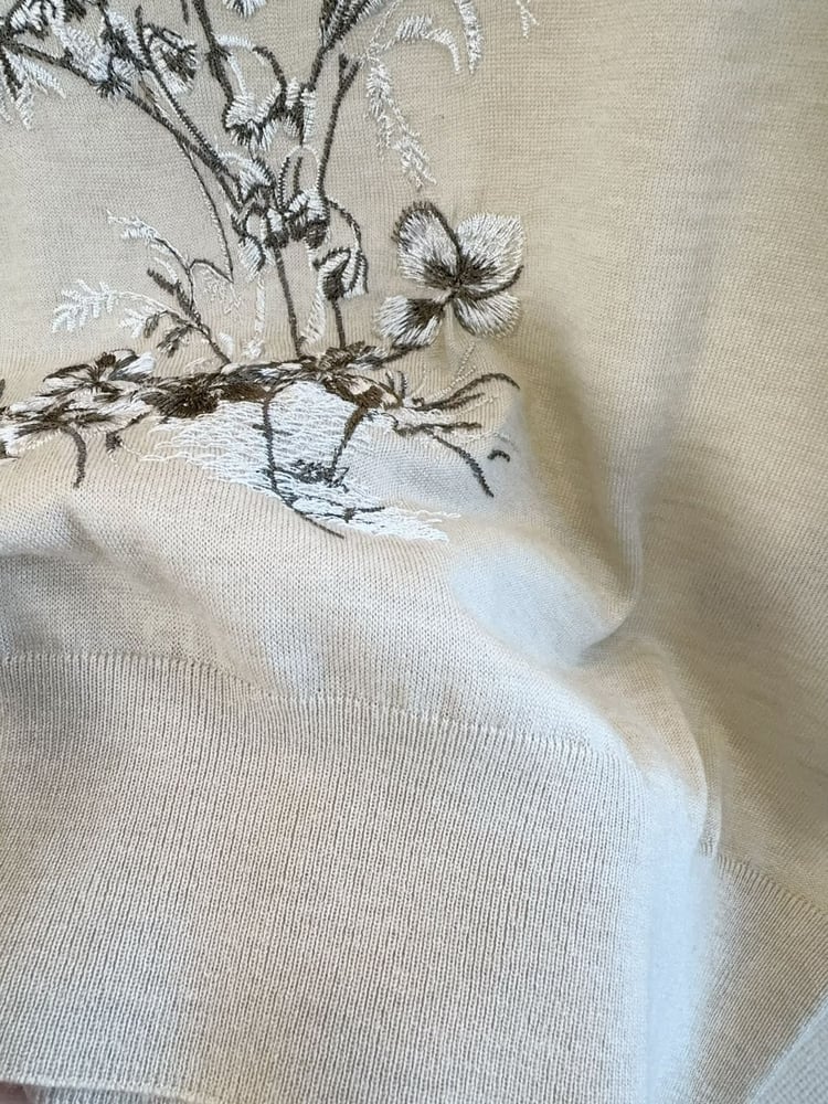 بلوزة "ديور" (Dior) المحبوكة بيج