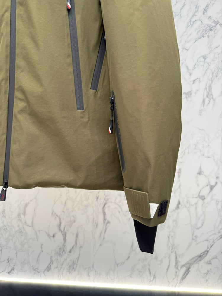 جاكيت / معطف رجالي فاخر مقاوم للعوامل الجوية (Gore-Tex / Grenoble) من "مونكلير" (Moncler) باللون الزيتي العسكري
