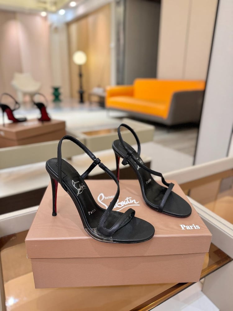 ‎صندل سهرة بكعب عالٍ وسيور متقاطعة من  (christian louboutin)