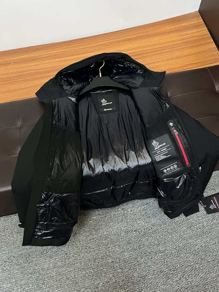 جاكيت / معطف رجالي فاخر مقاوم للعوامل الجوية (Gore-Tex / Day-Namic) من "مونكلير غرونوبل" (Moncler Grenoble)