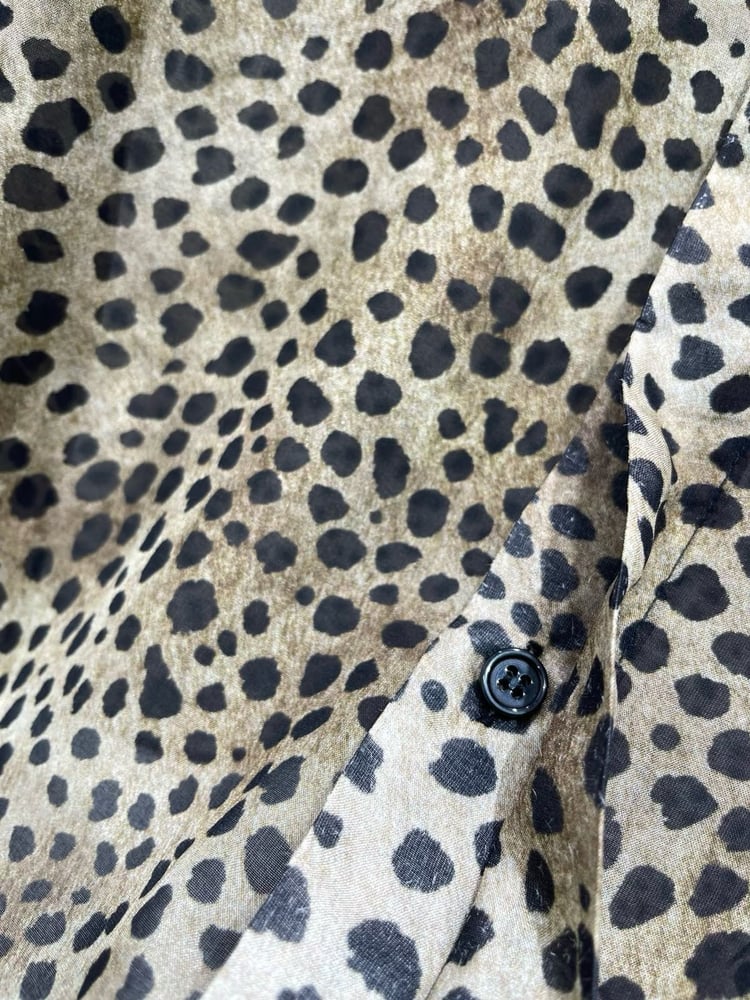 قميص "سان لوران" الحريري بطبعة جلد الفهد (Saint Laurent Leopard-Print Silk Shirt)