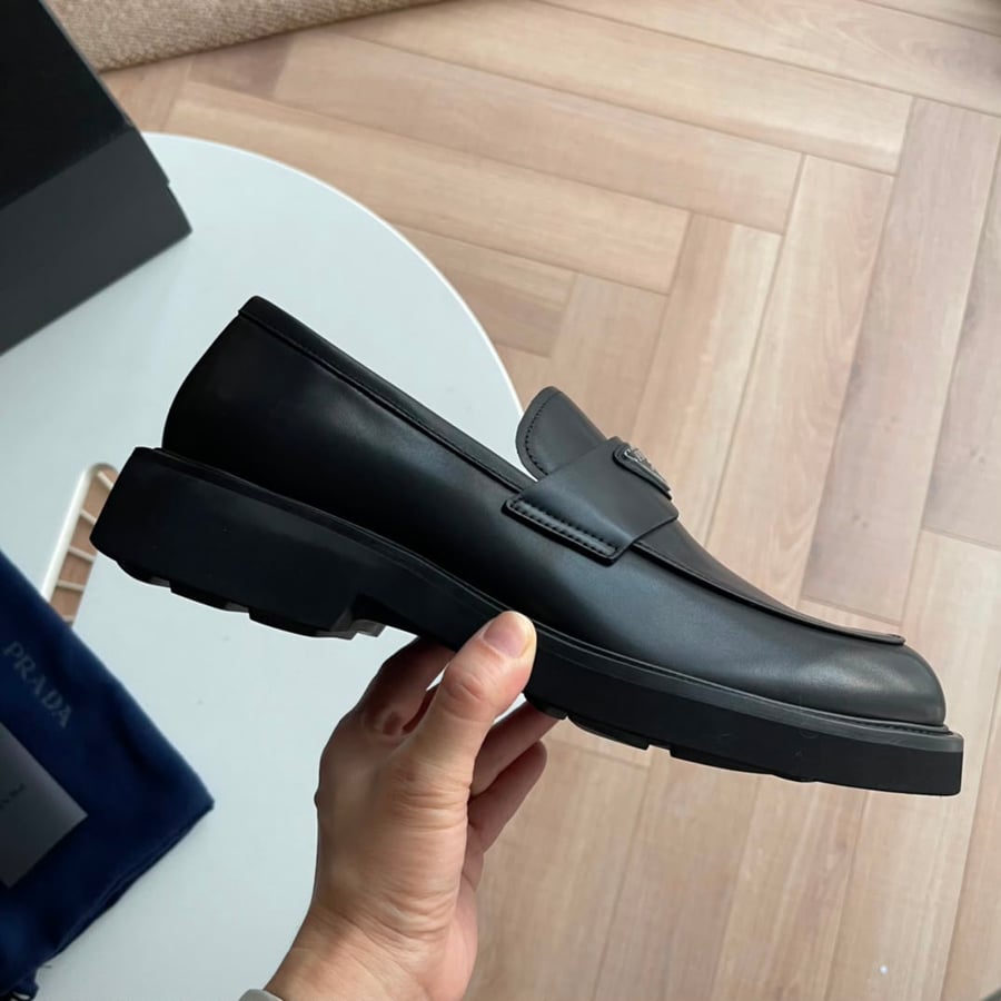 حذاء لوفر رجالي فاخر من برادا (Prada)