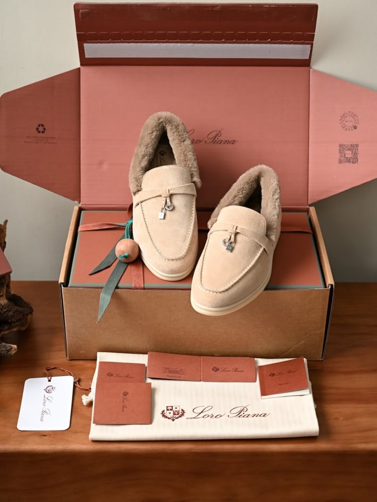 حذاء لورو بيانا النسائي الشمواه المبطن بالفرو مع تفاصيل القفل (Loro Piana Suede Fur-Lined Mules with Lock Charm)