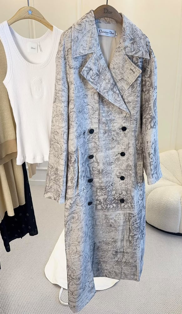 معطف نسائي طويل فاخر بطبعة فنية من كريستيان ديور (Christian Dior)