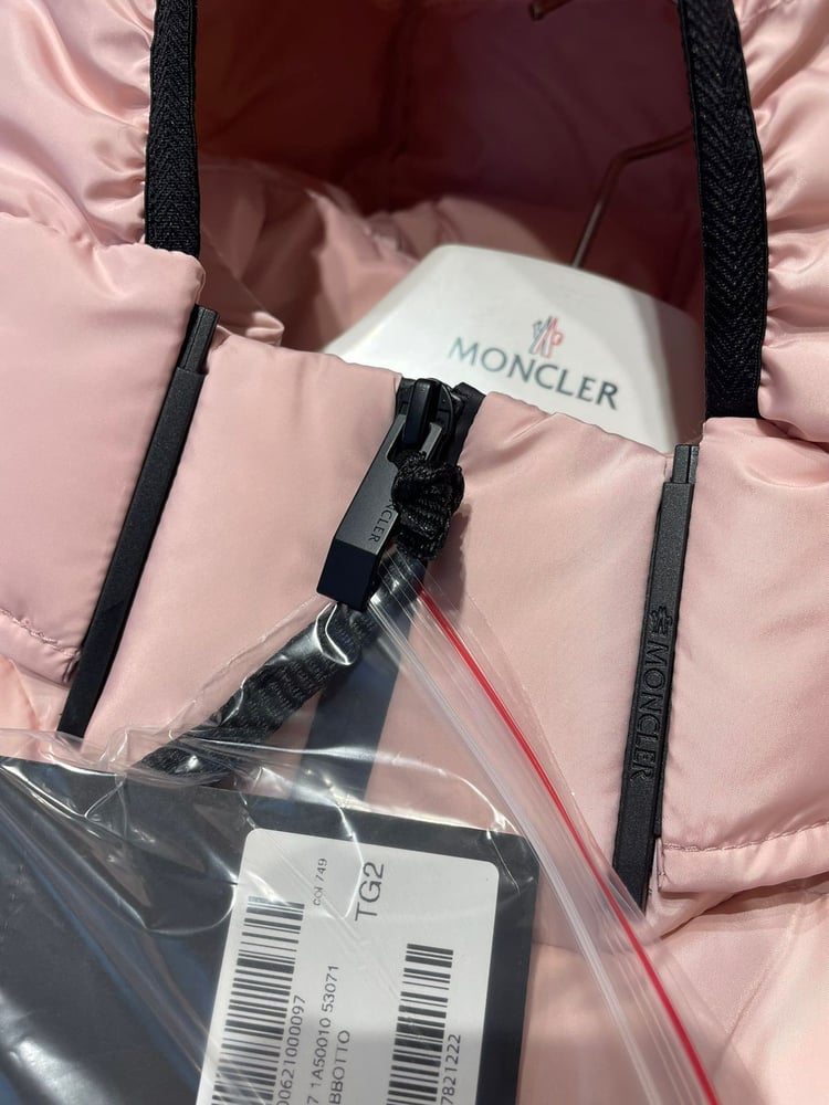 جاكيت / معطف منفوخ رجالي فاخر بقبعة من "مونكلير" (Moncler) باللون الوردي الفاتح