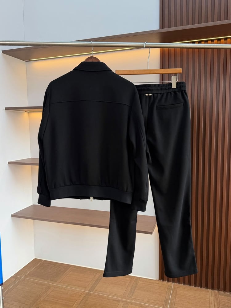 طقم برونيلو كوتشينيلي الرجالي الفاخر بسحاب وتطريز الشعار (Brunello Cucinelli Men's Zip-Up Jacket & Tracksuit Set)