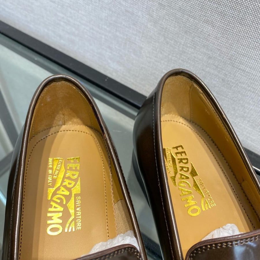 حذاء لوفر (Gancini Loafer) رسمي فاخر من فيراغامو (Ferragamo) من الجلد المصقول باللون البني المحروق.
