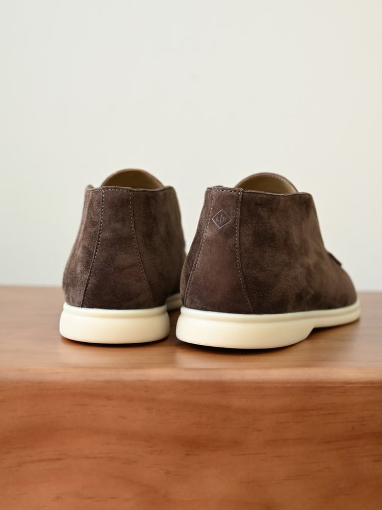 حذاء لورو بيانا الرجالي الشمواه الأيقوني (Loro Piana Open Walk Suede Shoes)
