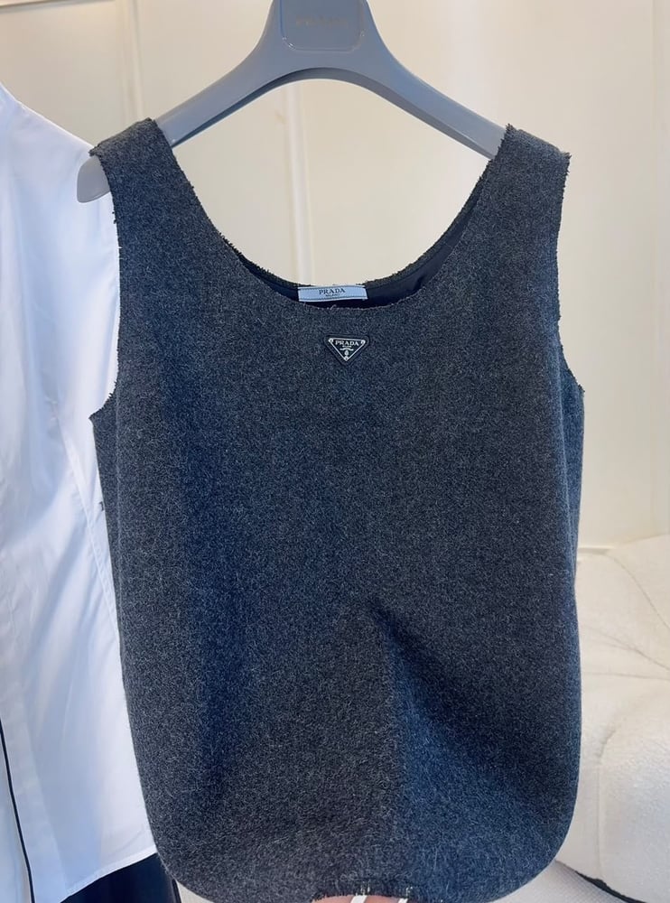 بلوزة برادا النسائية من الصوف الفاخر بدون أكمام (Prada Wool Tank Top / Vest)