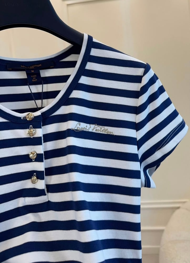 يشيرت مخطط بأسلوب "البحار" من لويس فيتون (Louis Vuitton) – أناقة كلاسيكية بلمسة عصرية