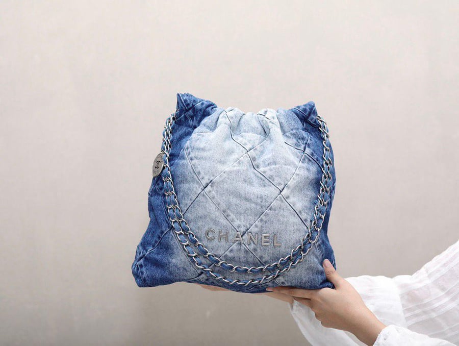 حقيبة "شانيل" من الدنيم بتصميم مبطن (CHANEL Quilted Denim Bag)
