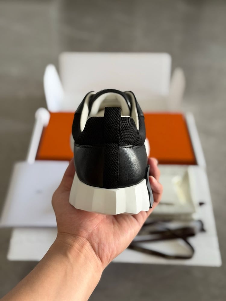 سنيكرز "هيرميس" (Hermès) – تصميم عصري بتفاصيل أيقونية