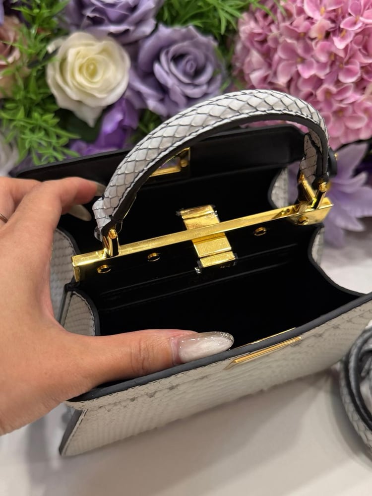حقيبة بيكابو ميني الفاخرة بنقشة جلد الثعبان من (Fendi) ٢٠سم
