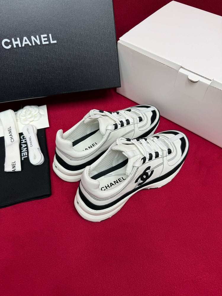 حذاء رياضي كلاسيكي من الجلد الطبيعي والشامواه من شانيل (Chanel)