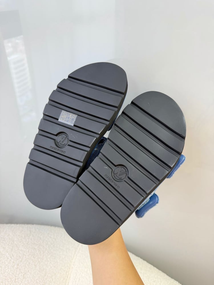 صندل "لويس فيتون" من الدنيم المبطن (Louis Vuitton Padded Denim Sandals)