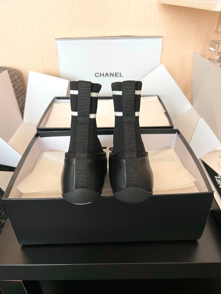 حذاء نسائي فلات بتصميم جوارب فاخر من شانيل (Chanel Sock-Style Ballet Flats)