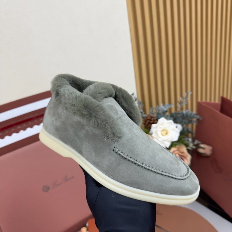 حذاء لورو بيانا النسائي الشمواه المبطن بالفرو الأخضر الزيتوني الفاخر (Loro Piana Olive Green Fur-Trimmed Open Walk Shoes)
