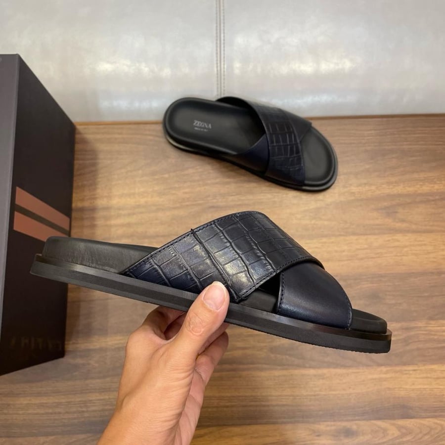صندل إسبادريل (Cross-Strap Sandals) كاجوال فاخر بنقشة التمساح من زينيا (Zegna) باللون الكحلي الملكي.