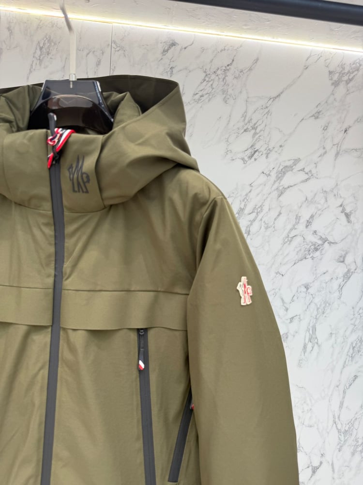 جاكيت / معطف رجالي فاخر مقاوم للعوامل الجوية (Gore-Tex / Grenoble) من "مونكلير" (Moncler) باللون الزيتي العسكري