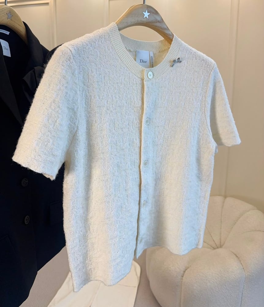 كارديجان "ديور" (Dior) النسائي المحبوك باللون الأبيض المزین بالبروش الأنيق
