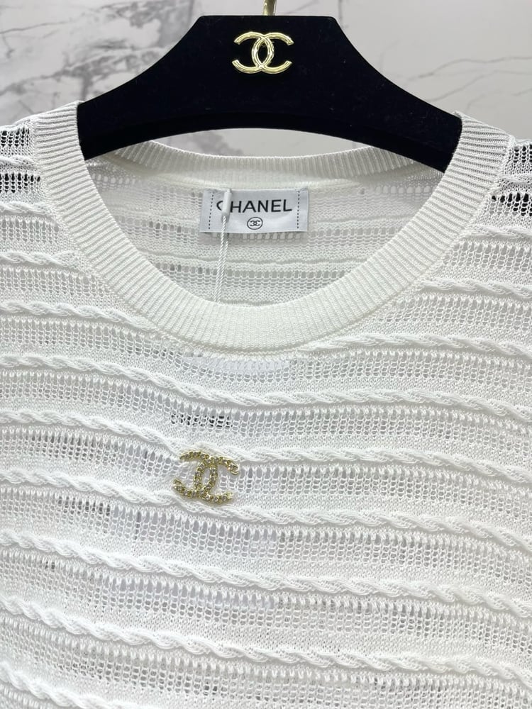 بلوزة Chanel المحبوكة الفاخرة