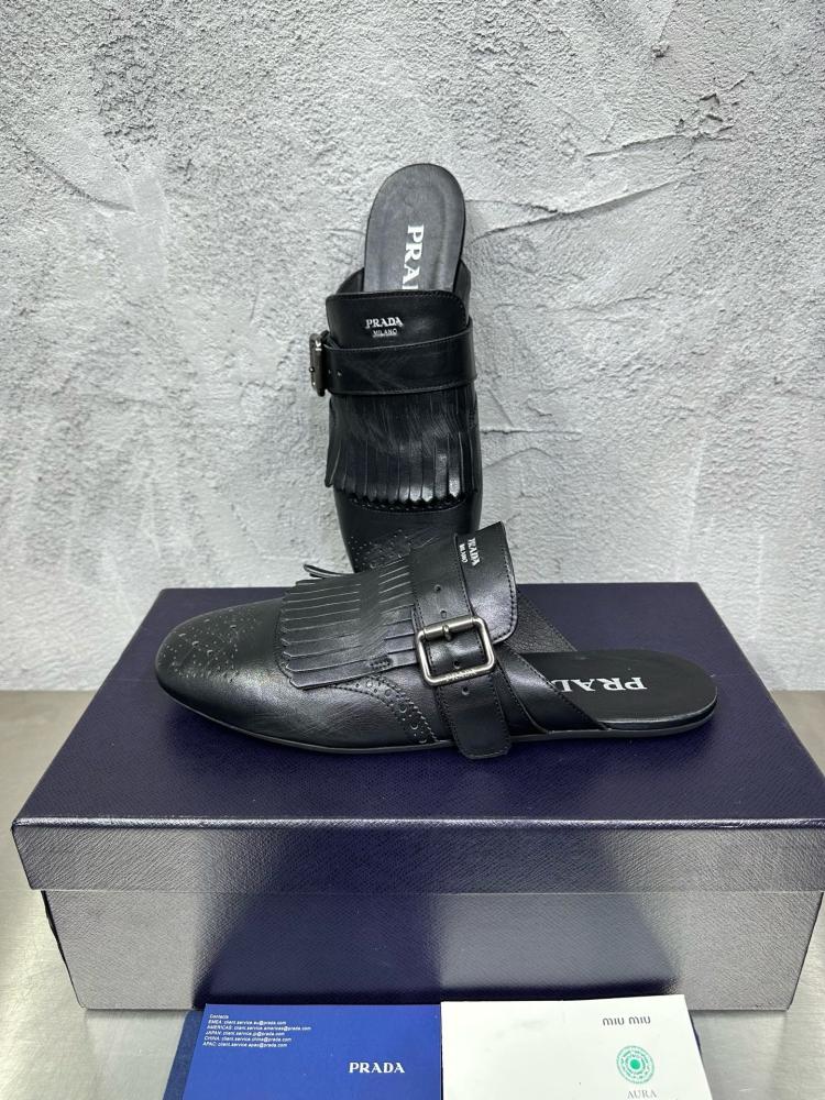 حذاء ميول (Mules) كاجوال فاخر بتصميم بروغ من برادا (Prada) من الجلد الطبيعي باللون الأسود الملكي.