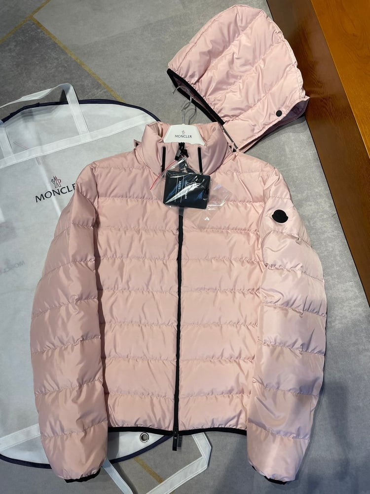 جاكيت / معطف منفوخ رجالي فاخر بقبعة من "مونكلير" (Moncler) باللون الوردي الفاتح
