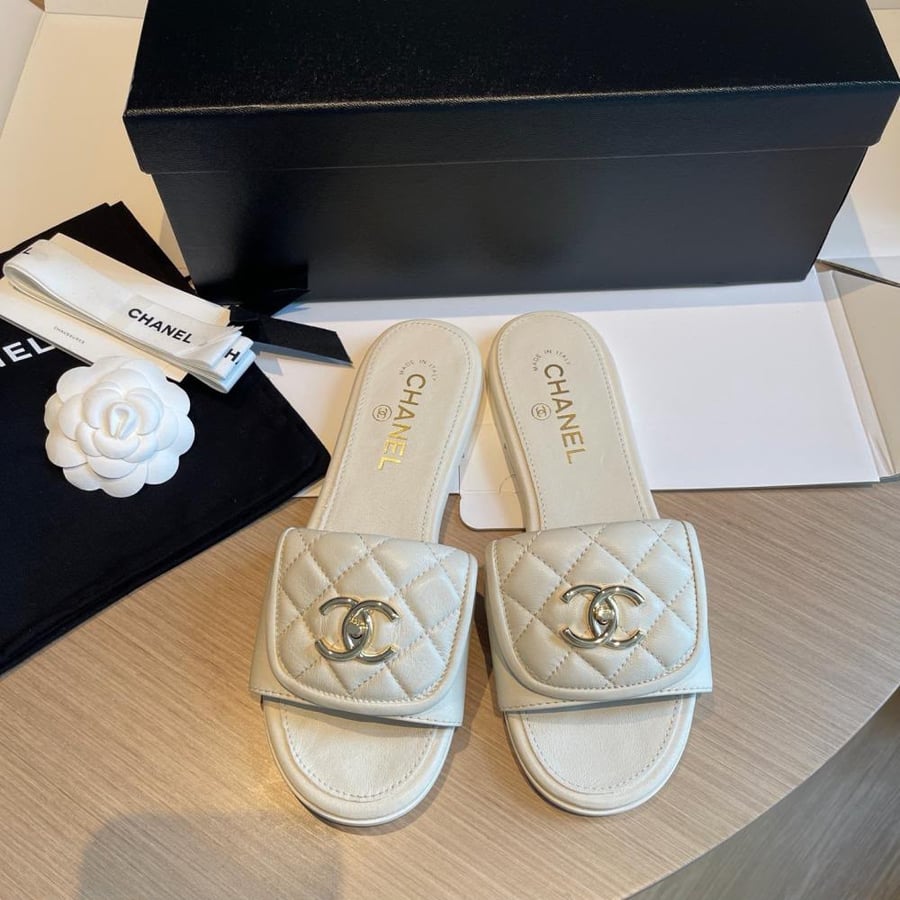 صندل شانيل المبطن (Chanel Quilted Slide Sandal)