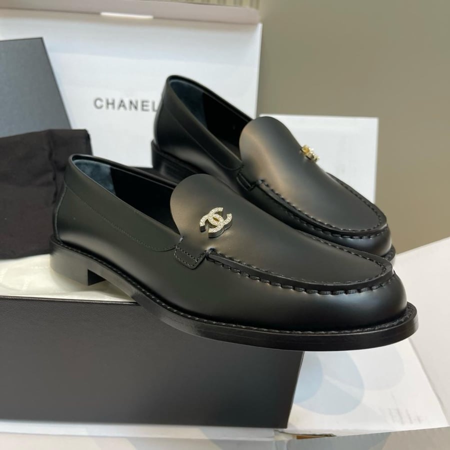 حذاء لوفر (CC Loafers) رسمي فاخر من شانيل (Chanel) من الجلد الطبيعي باللون الأسود الملكي