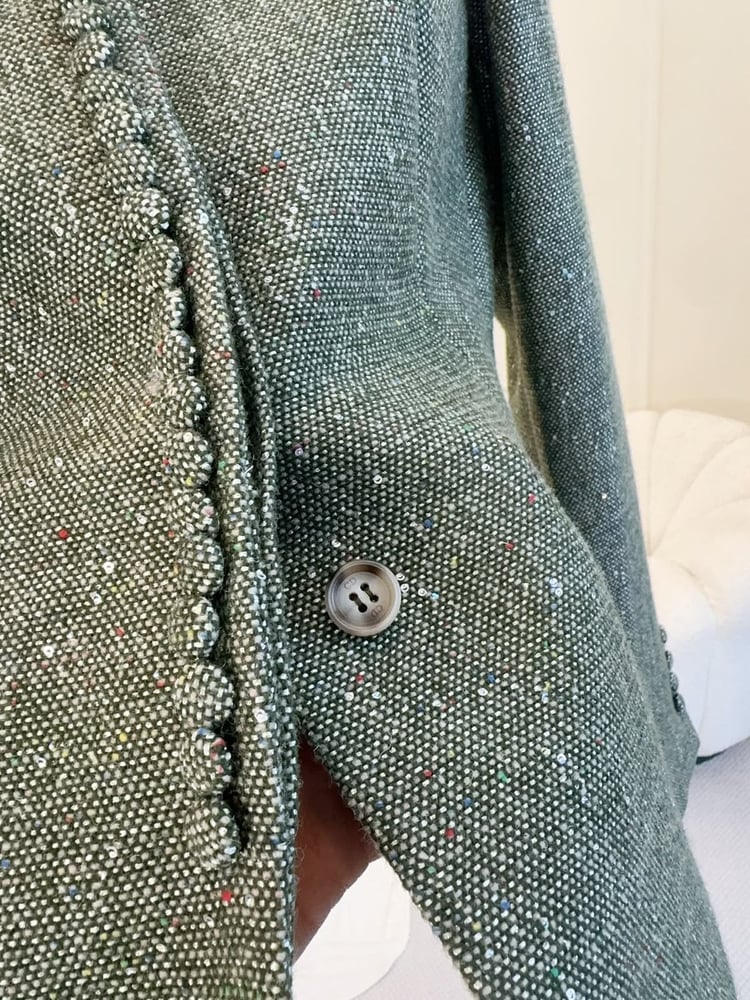جاكيت ديور النسائي الراقي من التويد بياقة مرتفعة وأزرار متتالية (Dior Tweed Jacket with Stand Collar & Button Placket)
