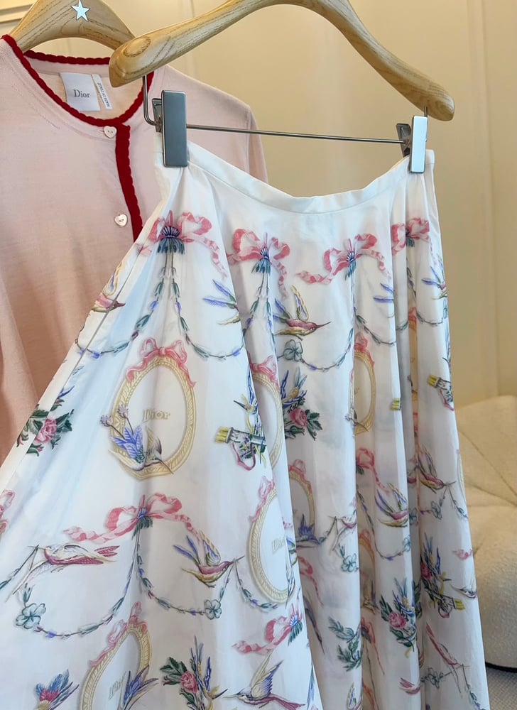 تنورة ديور (Dior) النسائية الطويلة بنقشة الزهور والطيور والشرائط