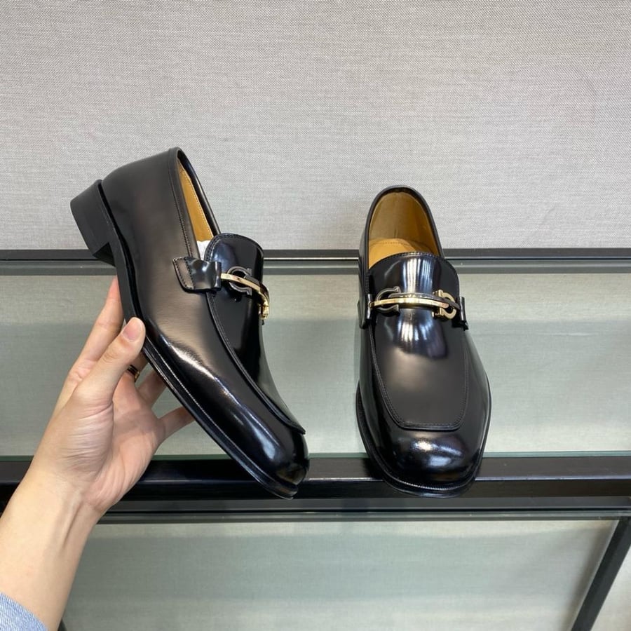 حذاء لوفر (Gancini Loafer) رسمي فاخر من فيراغامو (Ferragamo) من الجلد المصقول باللون الأسود الملكي.