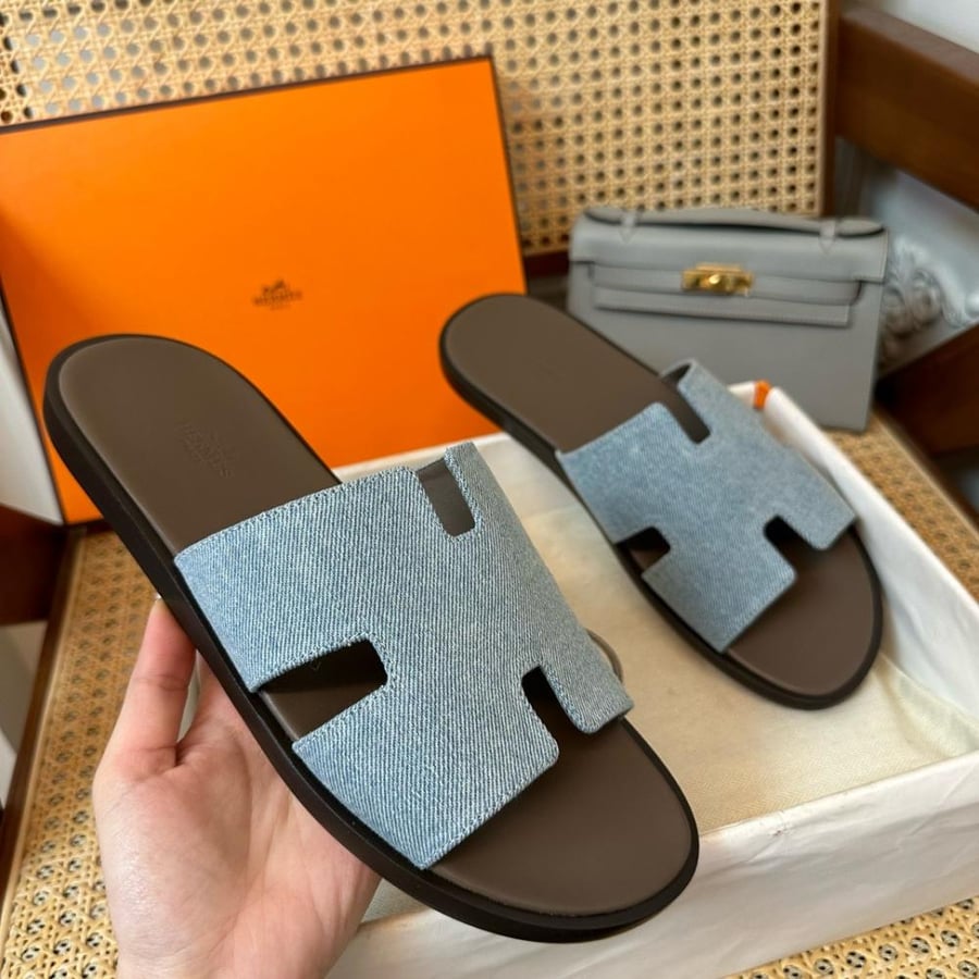 نعال إيزمير (Izmir) الصيفي الفاخر من هرمز (Hermès) من قماش الدنيم (الجينز) الفاتح والجلد الطبيعي باللون البني الشوكولاتة.