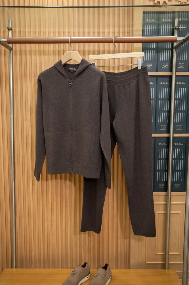 طقم هودي بسحاب وبنطلون فاخر من لورو بيانا (Loro Piana Wool Zip-Up Tracksuit)
