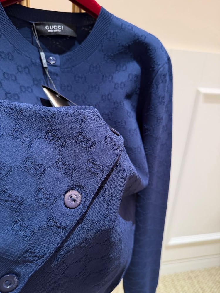 كارديجان جوتشي النسائي المحبوك بنقشة الشعار الأيقوني (Gucci Monogram Knit Cardigan)