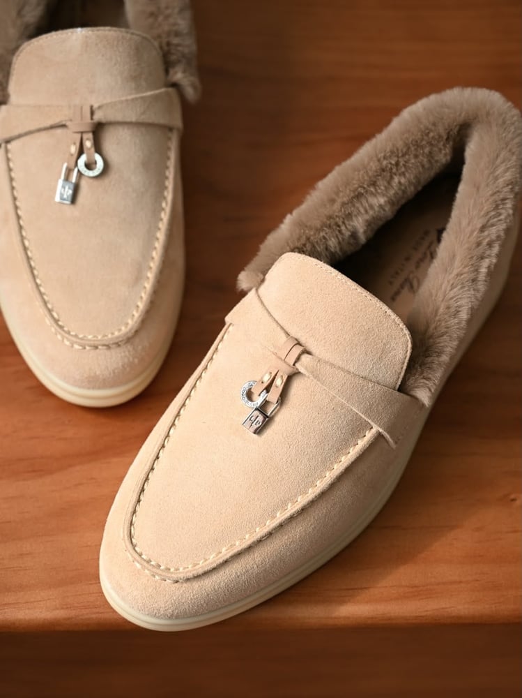 حذاء لورو بيانا النسائي الشمواه المبطن بالفرو مع تفاصيل القفل (Loro Piana Suede Fur-Lined Mules with Lock Charm)