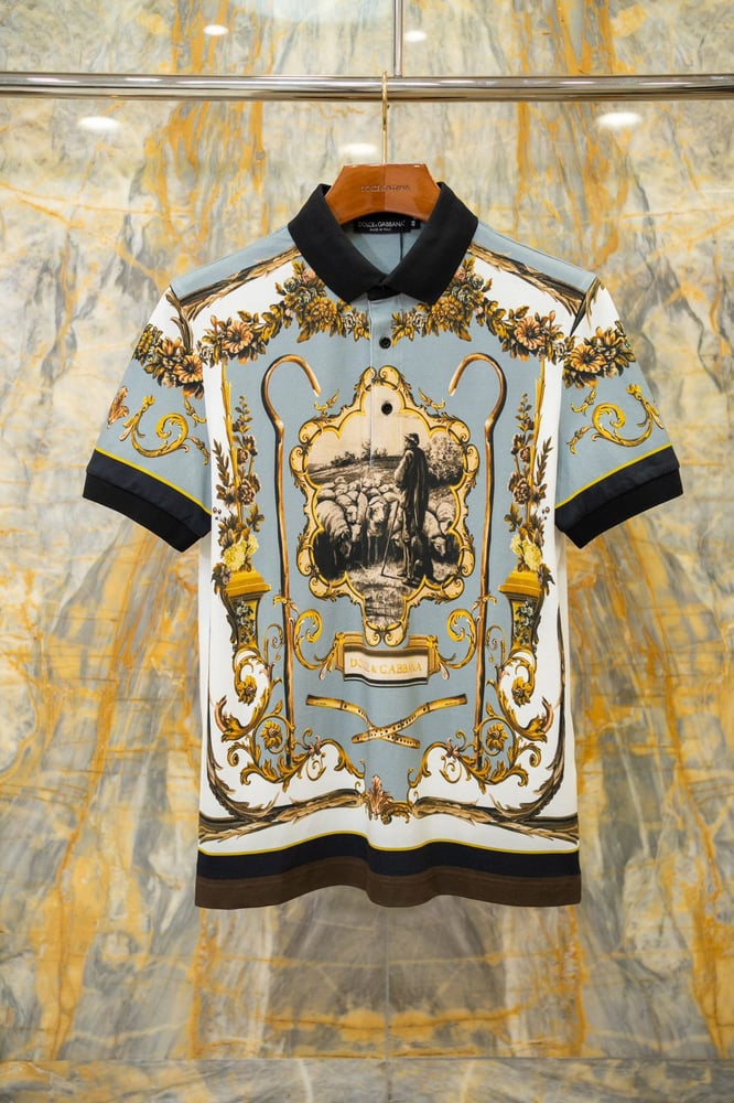 تيشيرت بولو دولتشي آند غابانا (Dolce & Gabbana) أزرق سماوي بطبعة باروكية فنية