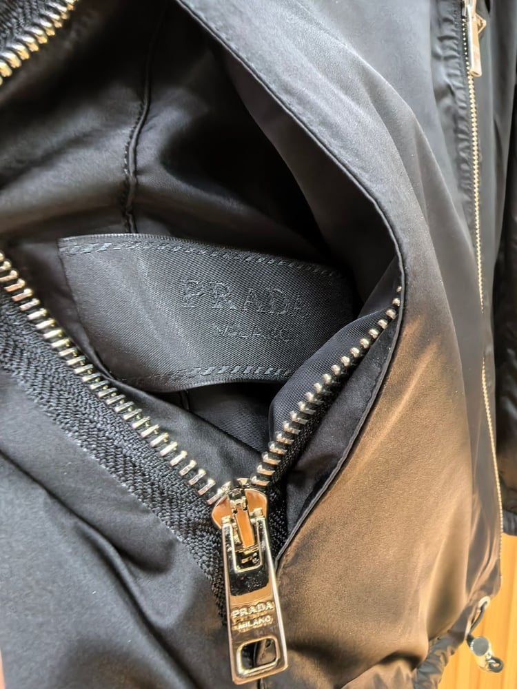 جاكيت / معطف رجالي فاخر ذو وجهين (Reversible) بقبعة من "برادا" (Prada)