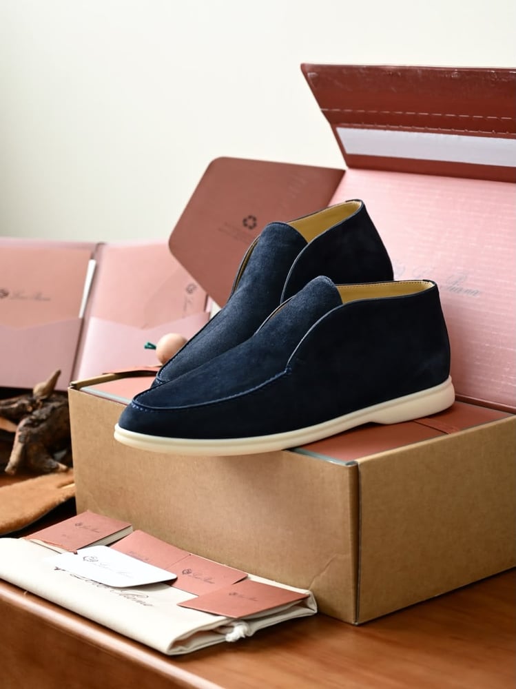 حذاء لورو بيانا الرجالي الشمواه الأيقوني (Loro Piana Open Walk Suede Shoes)