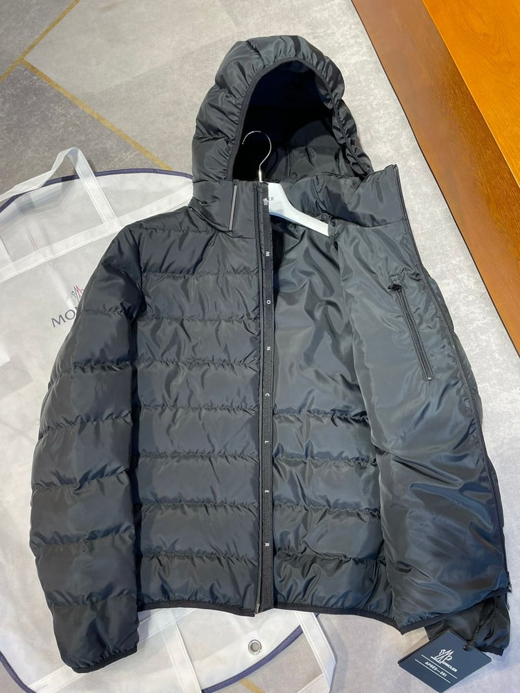 جاكيت / معطف منفوخ رجالي فاخر بقبعة من "مونكلير" (Moncler) باللون الأسود