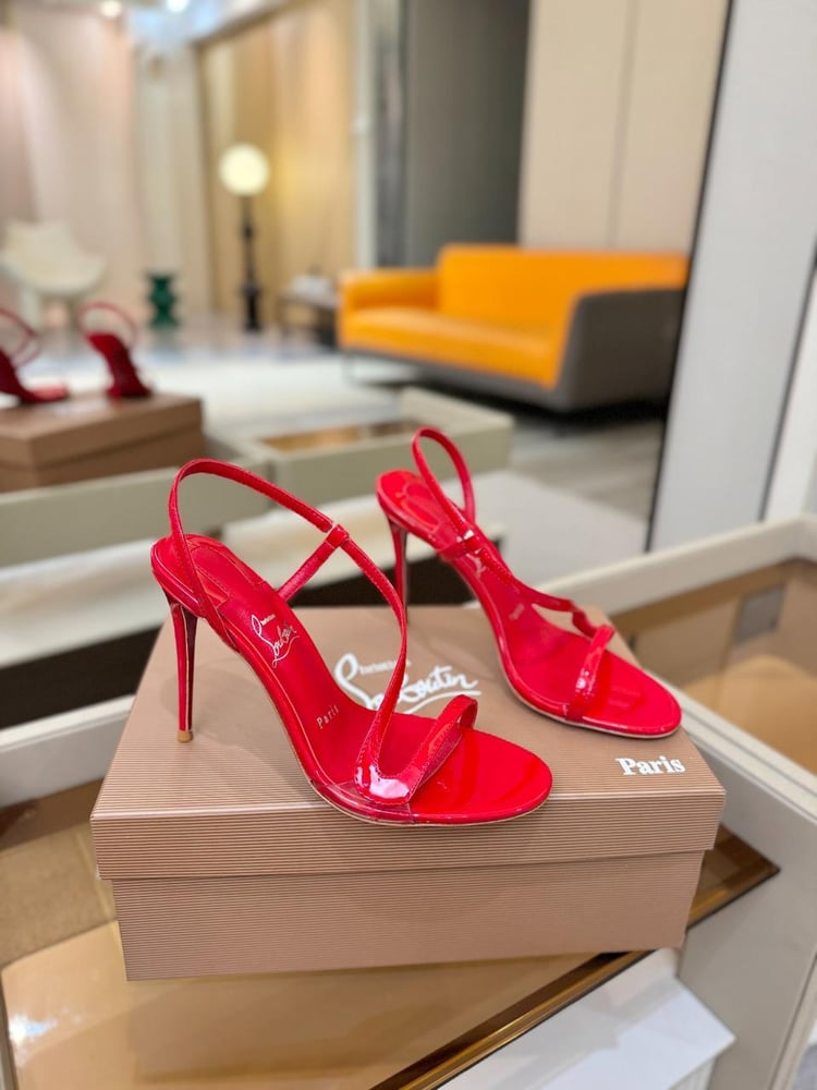 ‎صندل سهرة بكعب عالٍ وسيور متقاطعة من  (christian louboutin)