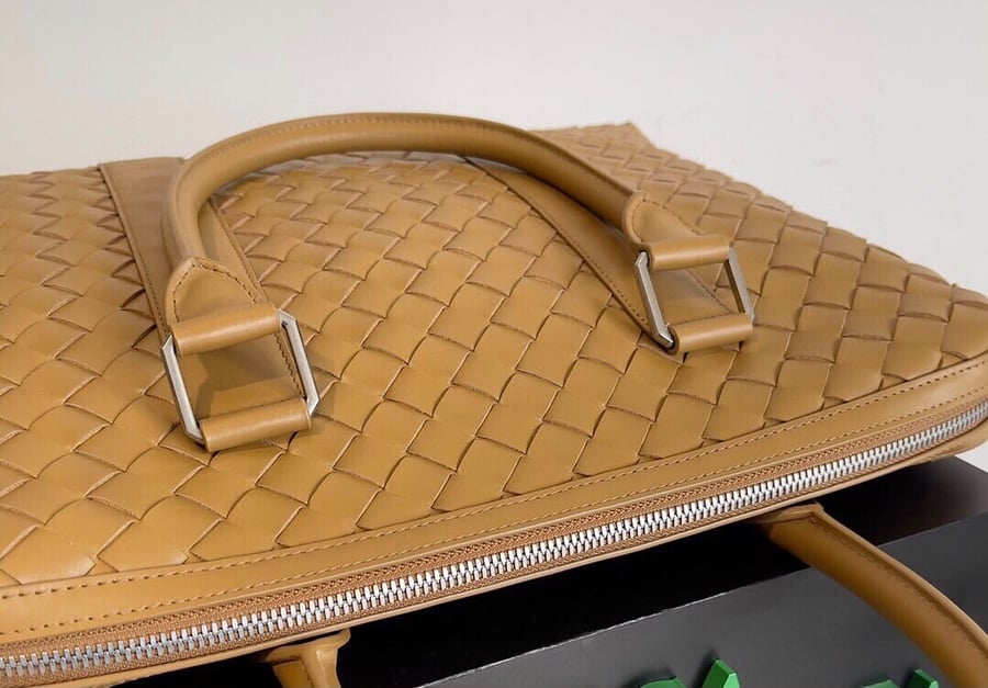 حقيبة يد جلدية فاخرة بتصميم مجدول من بوتيغا فينيتا (Bottega Veneta)
