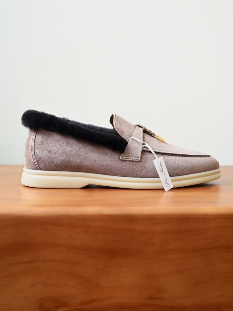 حذاء لورو بيانا النسائي الشمواه المبطن بالفرو مع تفاصيل القفل (Loro Piana Suede Fur-Lined Mules with Lock Charm)