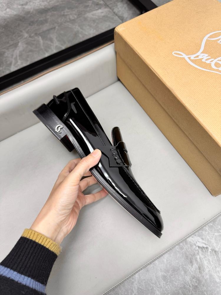 حذاء لوفر (Penny Loafer) رسمي فاخر من كريستيان لوبوتان (Christian Louboutin) من جلد الورنيش اللامع باللون الأسود الملكي.