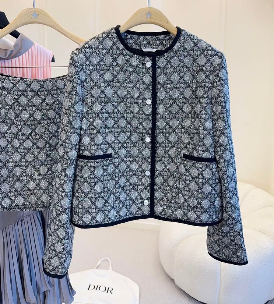 طقم ديور (Dior) الفاخر من التويد البراق بنقشة كاناج الأيقونية