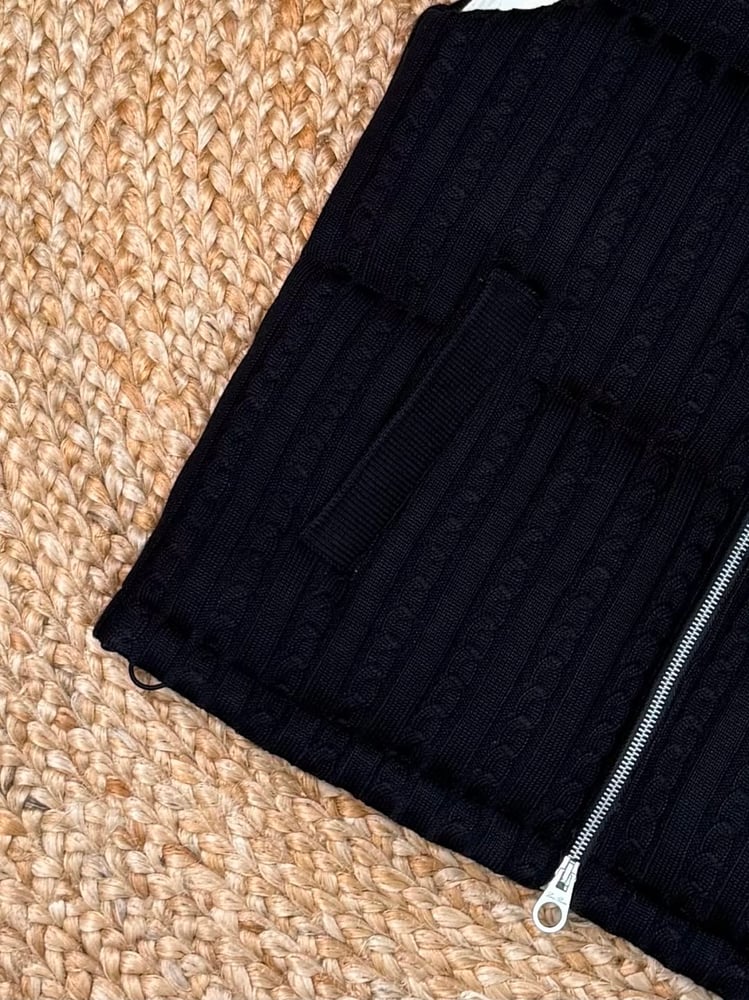 فيست / جيليه "لورو بيانا" (Loro Piana) الرجالي الفاخر بتصميم تريكو صوفي ومبطن (اللون الأسود الكلاسيكي)